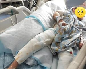 Mẹ đi vắng ít phút, con gái 5 tuổi trông em 3 tuổi, lúc mẹ về thấy cảnh tượng kinh hoàng