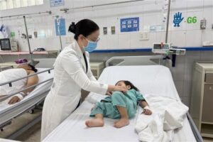 Bố mẹ thường xuyên cho con ăn theo cách này khiến bé trai 2 tuổi đã bị UT dạ dày