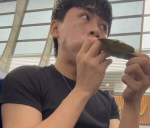 Khách ở sân bay tại TPHCM cố ăn 30 cái bánh bột lọc vì bị cấm mang tới Nhật