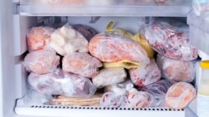 Nhiều người mắc K đại tràng, bác sĩ khuyên chớ dại ăn 3 món này khi để lâu trong tủ lạnh