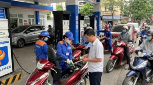 Giá xăng chiều nay vượt 27.000 đồng/lít