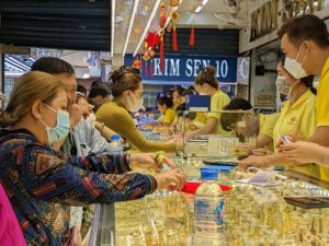 Giá vàng sụt giảm, cửa hàng vàng chật kín khách giao dịch