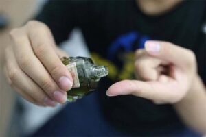 Bôi dầu gió vào 2 điểm này trước khi đi ngủ: Cơ thể lúc nào cũng khỏe re, không lo bệnh tật