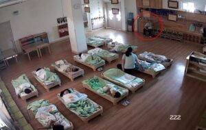 Không ngờ cảnh tượng này lại xảy ra trong giờ ngủ trưa ở trường mẫu giáo