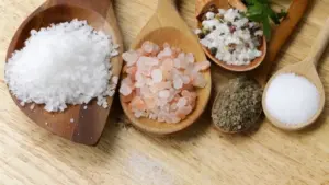 5 dấu hiệu cảnh báo bạn đang ăn quá nhiều muối