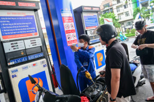 Giá xăng dầu hôm nay 15/4: Bất ngờ lao dốc lịch sử, xăng dầu trong nước “nín thở” chờ đợi đợt giảm sâu