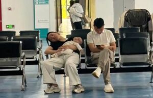 Bức ảnh ở hành lang bệnh viện đang viral: Bạn có chọn đúng bố cho con hay không? Cứ nhìn những lần con cái đau ốm thì sẽ rõ!