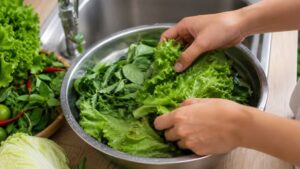 Lời khuyên cho các gia đình hay ngâm rau bằng nước muối