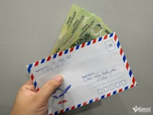 Lấy chồng cùng công ty, bóc phong bì mừng cưới của đồng nghiệp, tôi sững người
