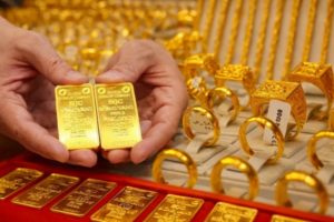 Mua vàng nhẫn, vàng miếng hay giữ tiền mặt có lợi hơn?